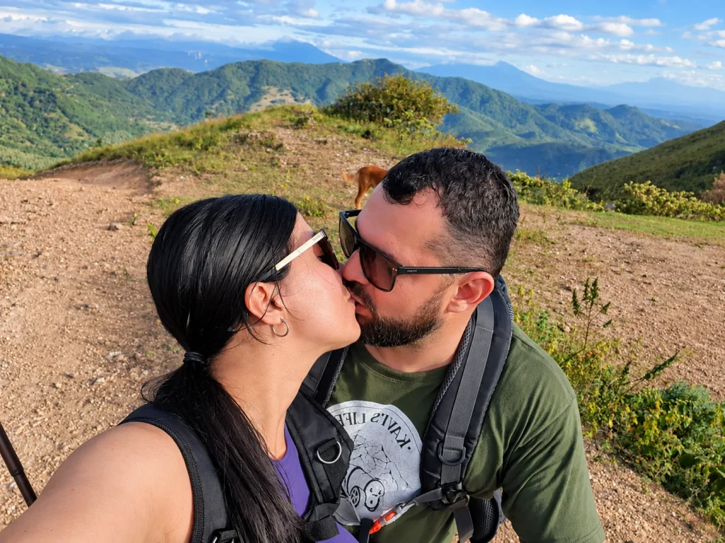 Karla y Vinicio durante una caminata, parte de la historia de KaVi’s Life