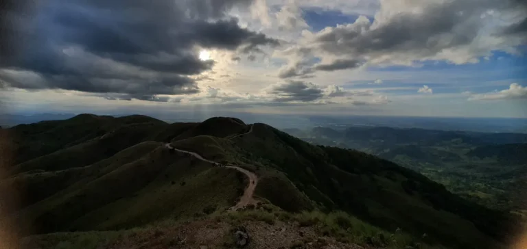 Sendero entre las montañas de Cerro Pelado en Costa Rica