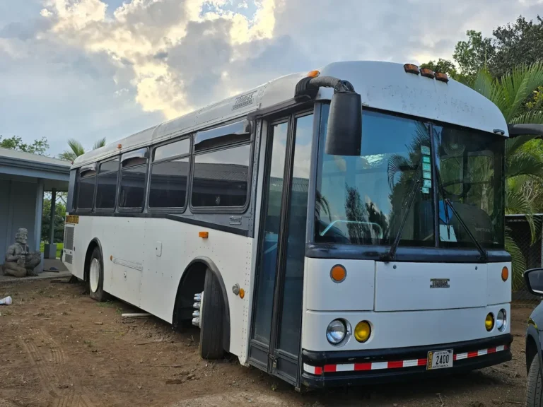 Kökö, el autobús Thomas que estamos transformando en nuestra casa sobre ruedas