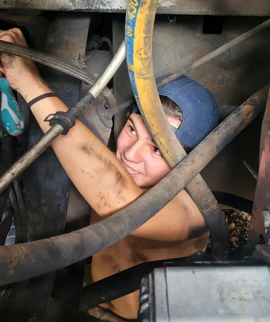 Vini Jr trabajando en el motor de koko, nuestro bus camper